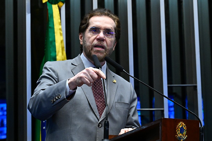 Em discurso, à tribuna, senador Plínio Valério (PSDB-AM).