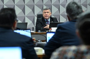 Mesa: 
presidente da CPMI - INSS, senador Carlos Viana (Podemos-MG).