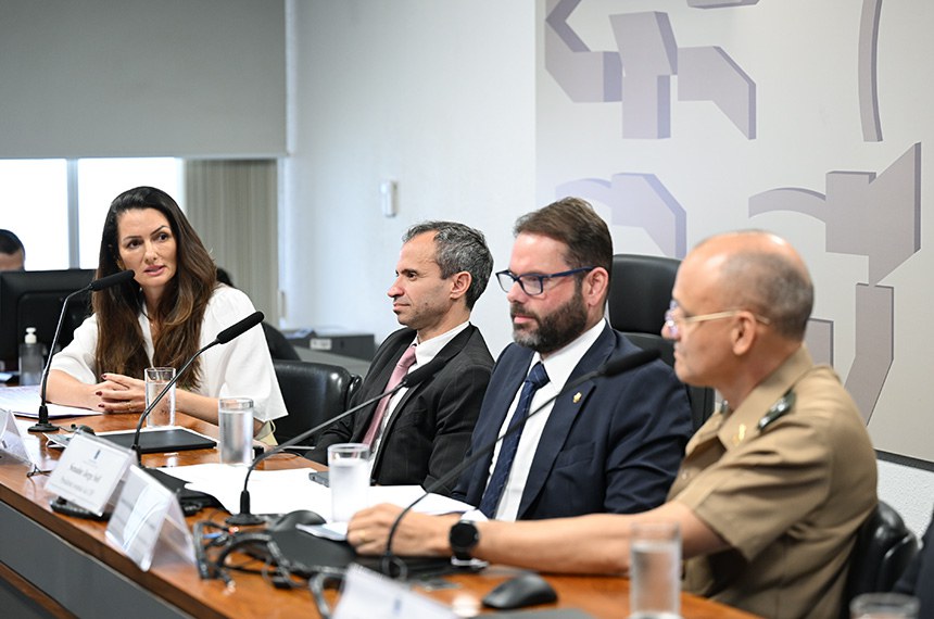 Mesa: 
presidente da Federação de Clubes de Tiro e Comércio de Armas de Santa Catarina (FECCASC), Fabi Venera;
coordenador-geral de Controle de Armas de Fogo, Wellington Clay Porcino Silva;
presidente eventual da CSP, senador Jorge Seif (PL-SC);
diretor de Fiscalização de Produtos Controlados do Exército Brasileiro, André Monteiro Gusmão.