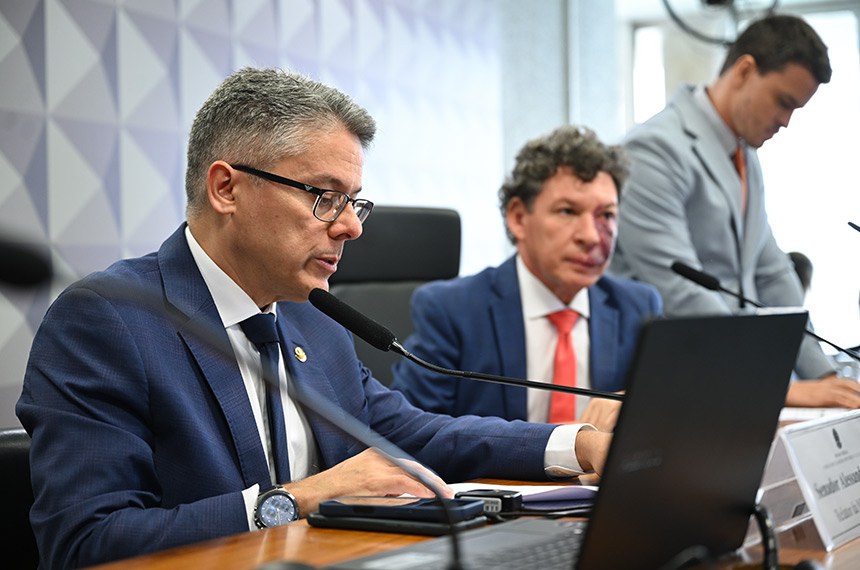 Mesa: 
relator da CMMPV 1.317/2025, senador Alessandro Vieira (MDB-SE), em pronunciamento; 
presidente da CMMPV 1.317/2025, deputado Reginal Lopes (PT-MG).