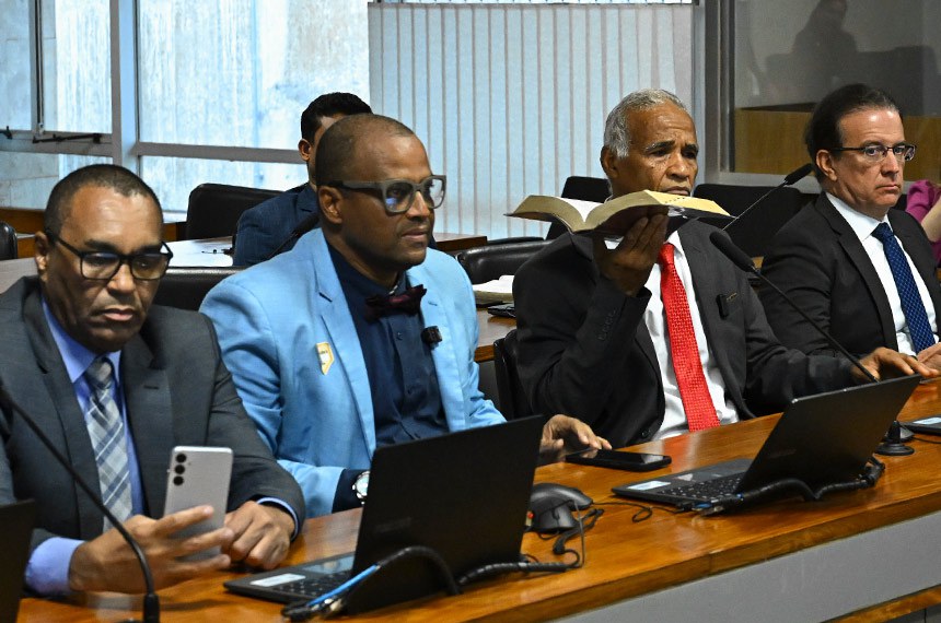O autor do projeto é o deputado Pastor Sargento Isidório (segurando a Bíblia) - Foto: Jefferson Rudy/Agência Senado