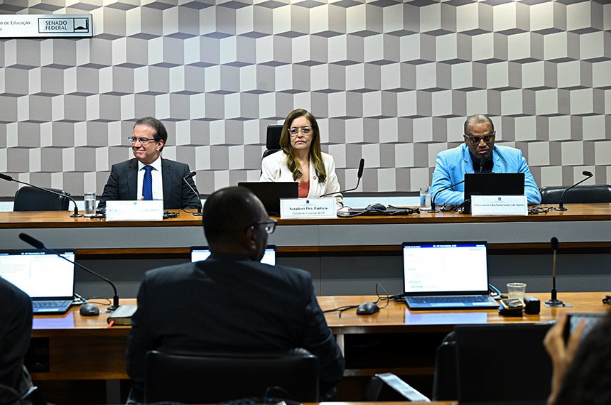 Mesa: 
pastor João Batista Cavalcante Júnior; 
presidente eventual da CE, senadora Teresa Leitão (PT-PE); 
missionário Charlston Soares do Santos - em pronunciamento.