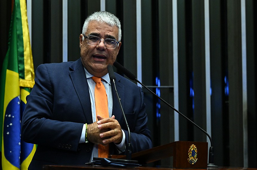 À tribuna, em discurso, senador Eduardo Girão (Novo-CE). 