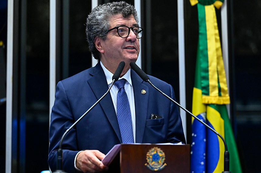 Em discurso, à tribuna, senador Fernando Farias (MDB-AL).