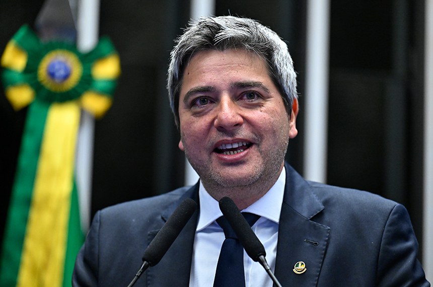 Senador Carlos Portinho (PL-RJ) em discurso à tribuna. 