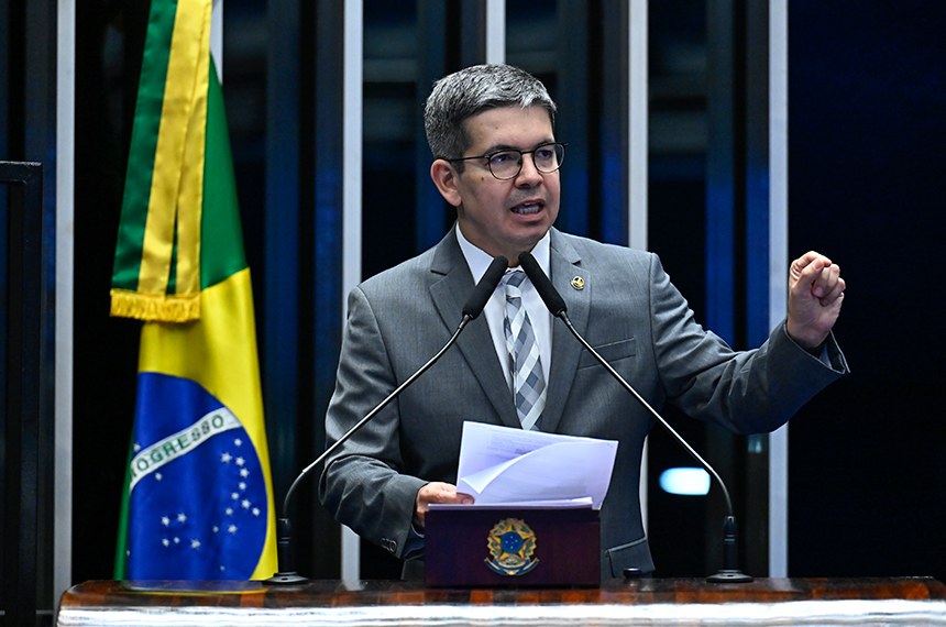 À tribuna, em discurso, senador Randolfe Rodrigues (PT-AP).