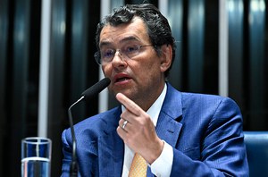 Mesa: 
relator do PLP 108/2024, senador Eduardo Braga (MDB-AM), em pronunciamento.