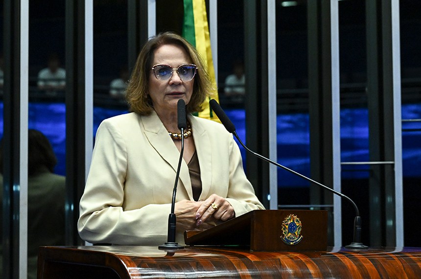 À tribuna, em discurso, senadora Damares Alves (Republicanos-DF). 