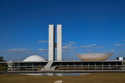 Sede das duas Casas do Poder Legislativo e um dos mais famosos cartões postais do Brasil, o Palácio do Congresso Nacional é composto por duas cúpulas e duas torres de 28 andares, que abrigam a Câmara dos Deputados e o Senado Federal.