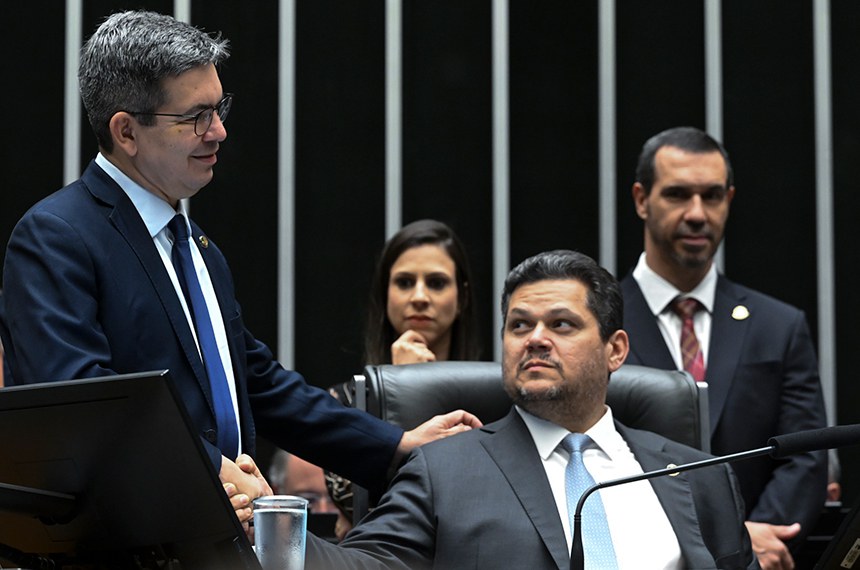 Mesa: 
líder do governo no Congresso Nacional, senador Randolfe Rodrigues (PT-AP); 
presidente do Senado Federal, senador Davi Alcolumbre (União-AP).