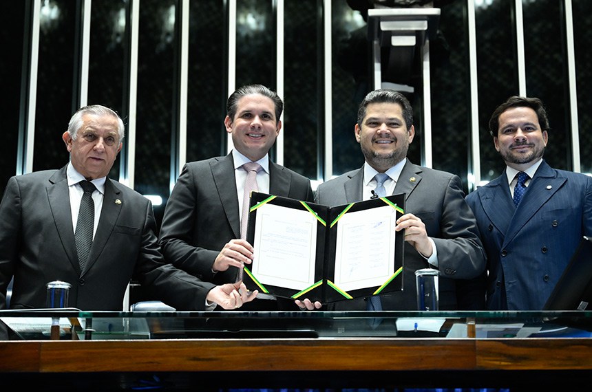 Izalci Lucas, Hugo Motta, Davi Alcolumbre e o deputado Capitão Alberto Neto, autor da proposta de emenda - Foto: Andressa Anholete/Agência Senado