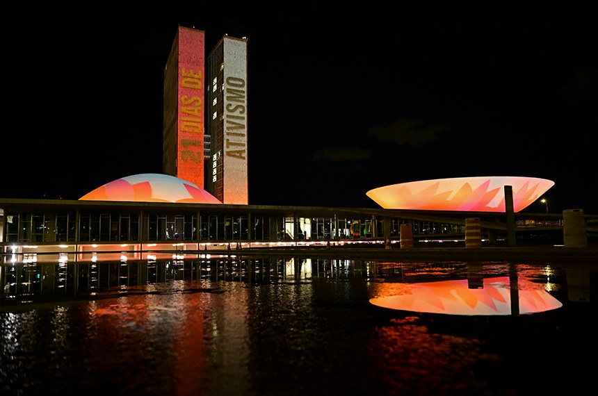 Congresso iluminado para marcar campanha 21 Dias de Ativismo pelo Fim da Violência contra Mulheres, em novembro - Foto: Saulo Cruz/Agência Senado