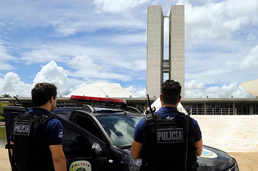 A Secretaria de Polícia do Senado Federal dispõe de recursos humanos e materiais indispensáveis ao bom andamento e à ordem dos trabalhos legislativos desempenhados pelos senadores, bem como atuação na prevenção e repressão de ilícitos que porventura sejam cometidos nos próprios do Senado Federal, ou contra seus membros, no exercício de suas funções.