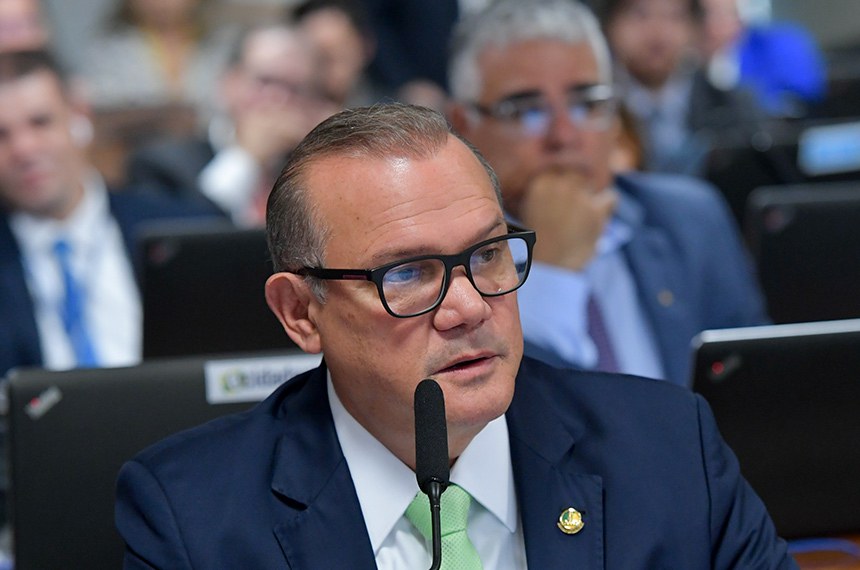Em pronunciamento, à bancada, senador Wellington Fagundes (PL-MT).