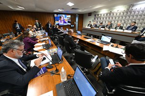 Mesa: 
deputado Delegado Caveira (PL-PA);
relator da CPMI - INSS, deputado Alfredo Gaspar (União-AL); 
coordenador de Comissões Especiais, Temporárias e Parlamentares de Inquérito (Coceti), Leandro Augusto de Araújo Cunha Bueno; 
presidente da CPMI - INSS, senador Carlos Viana (Podemos-MG); 
presidente da Confederação Brasileira dos Trabalhadores da Pesca e Aquicultura (CBPA), Abraão Lincoln Ferreira da Cruz; 
advogado do depoente, Emmanuel Campelo de Souza Pereira; 
advogado do depoente, Emanuel de Holanda Grilo.