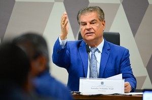 Mesa: 
presidente da CRE, senador Nelsinho Trad (PSD-MS).
