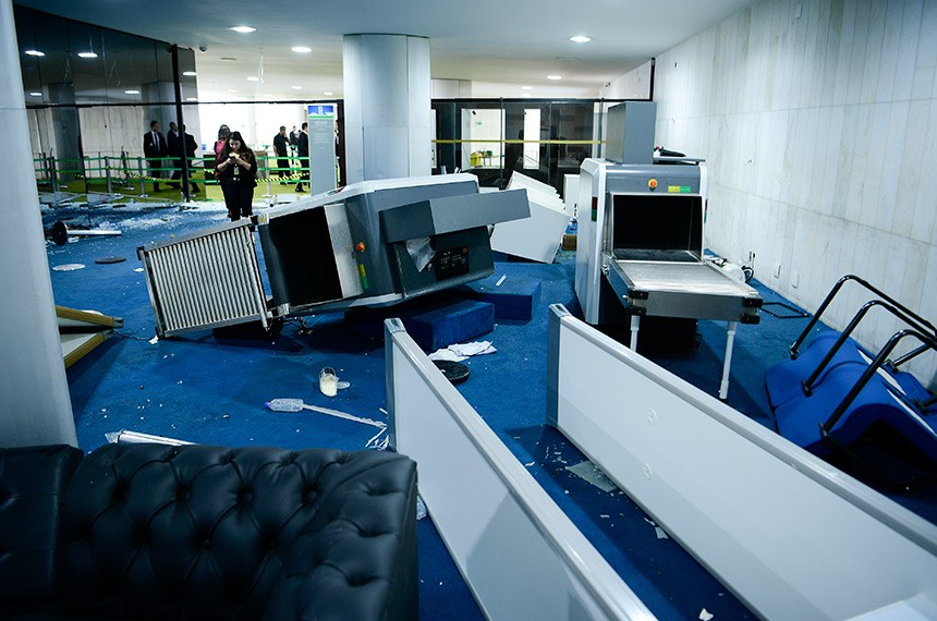 Na manhã desta segunda (9) a Polícia Federal faz perícia para avaliar danos ao Senado após as invasões.