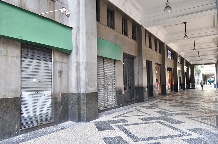 Pode participar qualquer pessoa física ou jurídica, exceto servidores do INSS e membros da Advocacia Geral da União (AGU) em exercício na procuradoria Federal Especializada do INSS, assim como cônjuges ou companheiros desses agentes públicos.