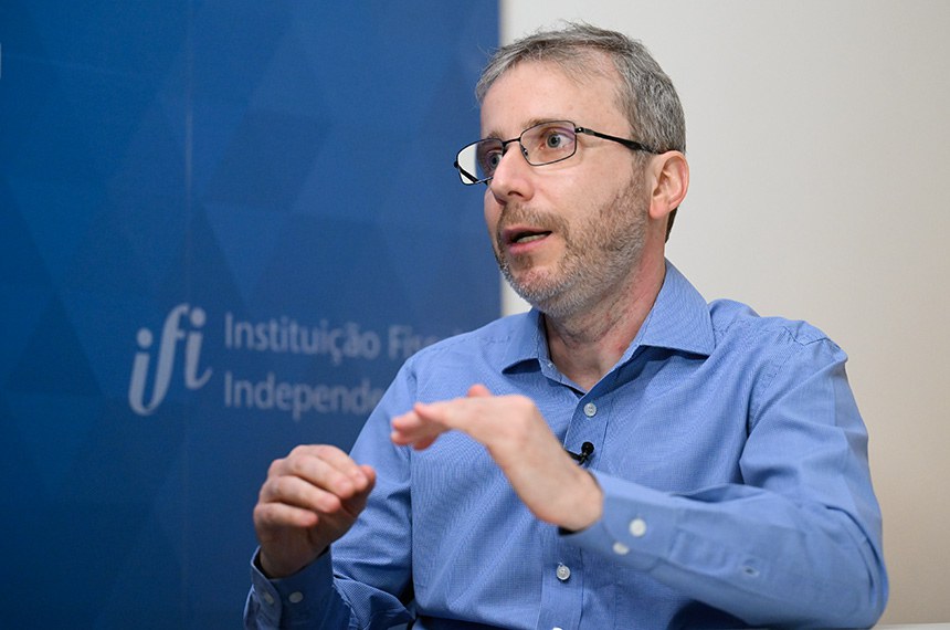 O relatório identifica a desaceleração da economia em relação ao biênio 2023/24, mas tendo a economia ainda operando acima de seu potencial, com mercado de trabalho aquecido. O hiato do produto continua positivo. O menor ritmo de crescimento da economia, segundo a IFI, é consequência da política monetária contracionista levada à cabo pelo Banco Central, do arrefecimento da demanda interna, da moderação do crédito e do menor impulso fiscal.