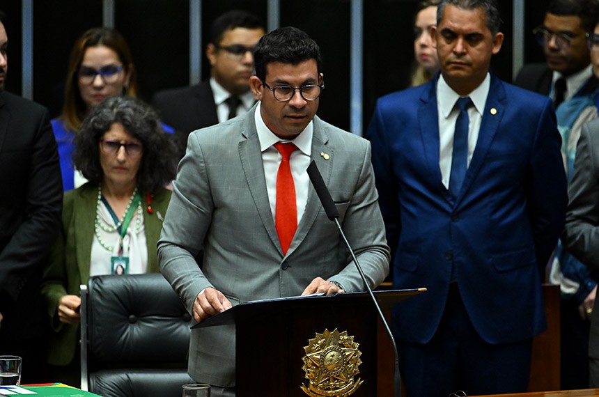 Primeiro-secretário do Congresso, deputado Carlos Veras, fez a leitura da mensagem enviada pelo presidente Lula - Foto: Jefferson Rudy/Agência Senado