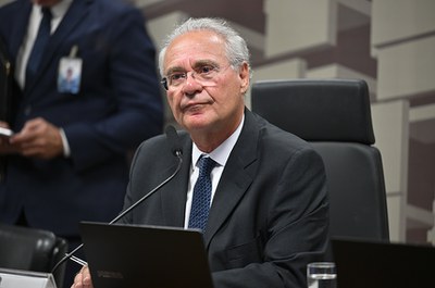 Mesa: 
presidente da CAE, senador Renan Calheiros (MDB-AL).