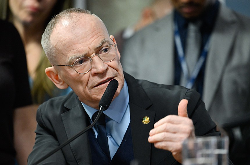 Senador Fabiano Contarato (PT-ES) em pronunciamento à bancada.