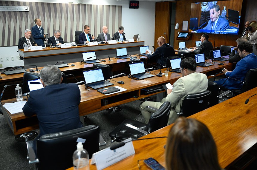 Mesa: 
indicado para exercer o cargo de embaixador do Brasil na República Helênica, Laudemar Gonçalves de Aguiar Neto (MSF 68/2025); 
indicado para exercer o cargo de embaixador do Brasil na República Árabe da Síria, Eduardo Botelho Barbosa (MSF 57/2025); 
presidente da CRE, senador Nelsinho Trad (PSD-MS); 
indicado para exercer o cargo de embaixador do Brasil na República Togolesa, Luís Ivaldo Villafañe Gomes Santos (MSF 47/2025); 
indicado para exercer o cargo de embaixador do Brasil na Jamaica, Manuel Adalberto Carlos Montenegro Lopes da Cruz (MSF 46/2025). 