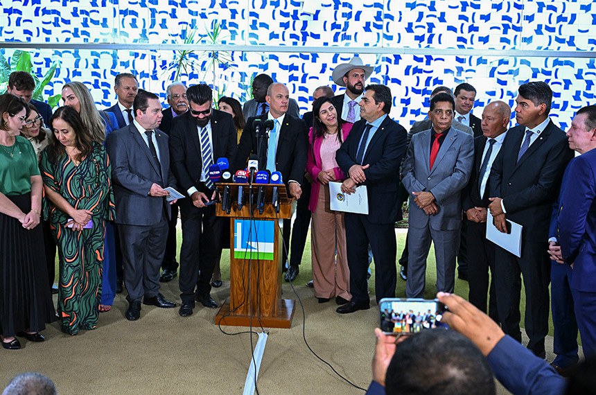 Participam: 
deputado Carlos Jordy (PL-RJ);
deputado Cabo Gilberto Silva (PL-PB);
deputado Delegado Caveira (PL-PA);
deputada Coronel Fernanda (PL-MT);
deputada Adriana Ventura (Novo-SP); 
deputada Bia Kicis (PL-DF);
deputado Domingos Sávio (PL-MG);
deputado Marcel van Hattem (Novo-RS);
deputada Caroline de Toni (PL-SC);
deputada Chris Tonietto (PL-RJ);
deputado Zé Trovão (PL-SC);
deputado Helio Lopes (PL-RJ); 
deputado Danilo Forte (União-CE).