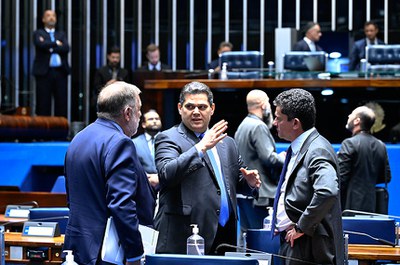 Participam: 
senador Flávio Arns (PSB-PR); 
senador Sergio Moro (União-PR).