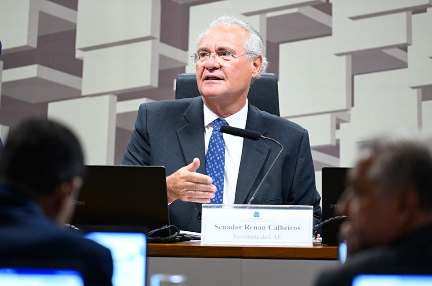 Mesa: 
presidente da CAE, senador Renan Calheiros (MDB-AL).
