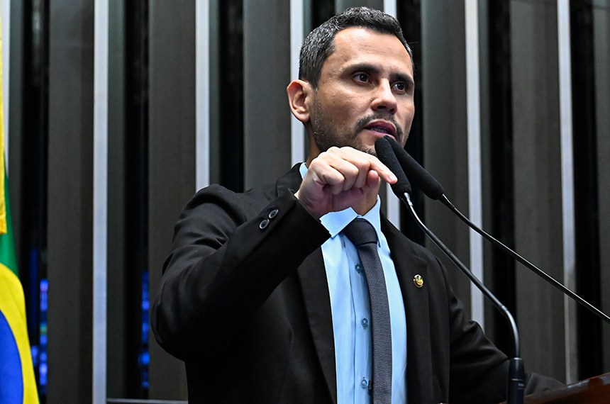 Senador Cleitinho (Republicanos-MG) em discurso à tribuna.
