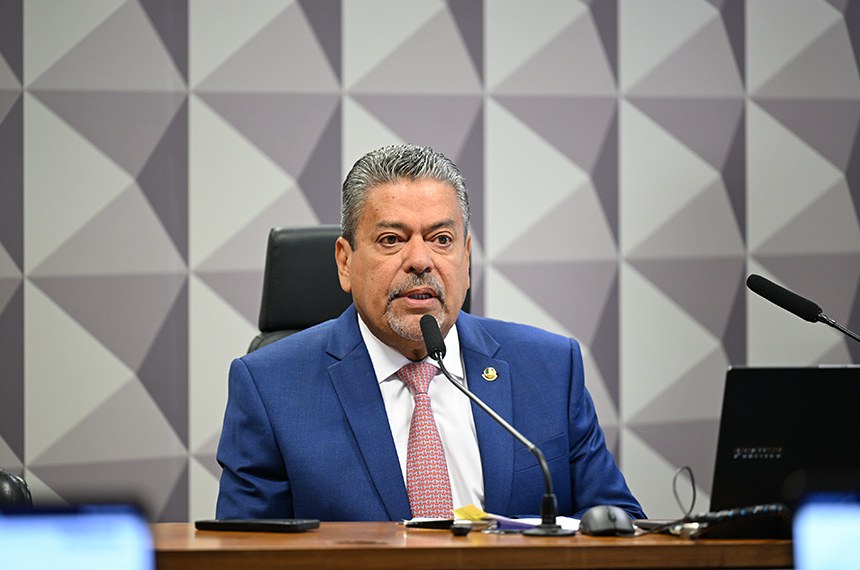 À mesa, presidente da CTFC, senador Dr. Hiran (PP-RR), conduz reunião.