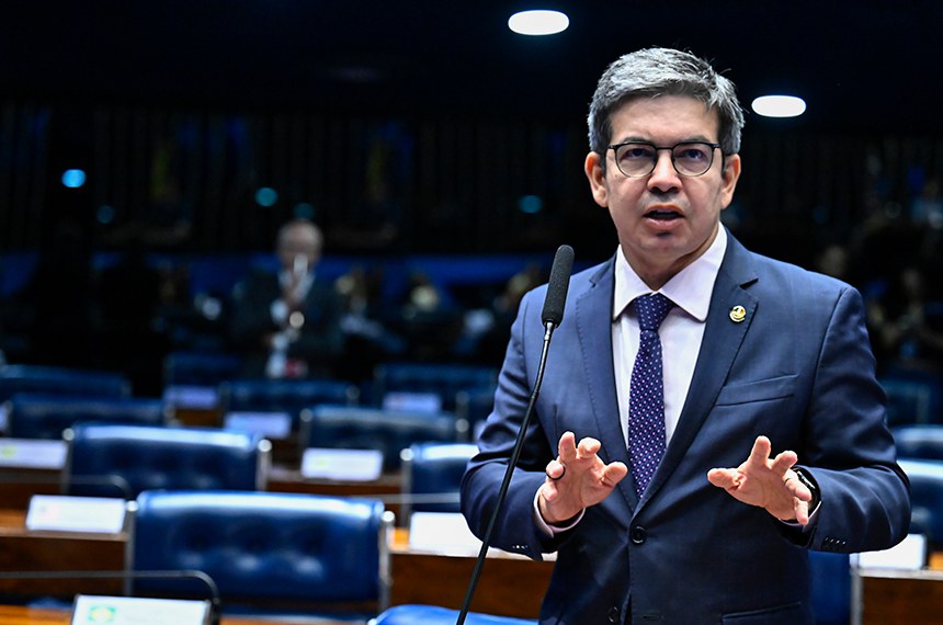 À bancada, em pronunciamento, senador Randolfe Rodrigues (PT-AP).
