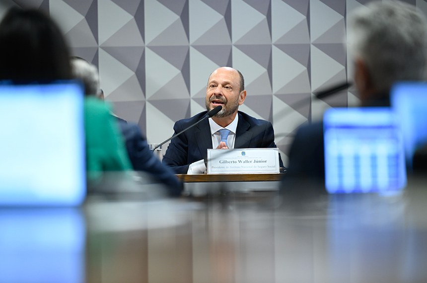 Mesa: 
presidente do Instituto Nacional do Seguro Social (INSS), Gilberto Waller Júnior - em depoimento.