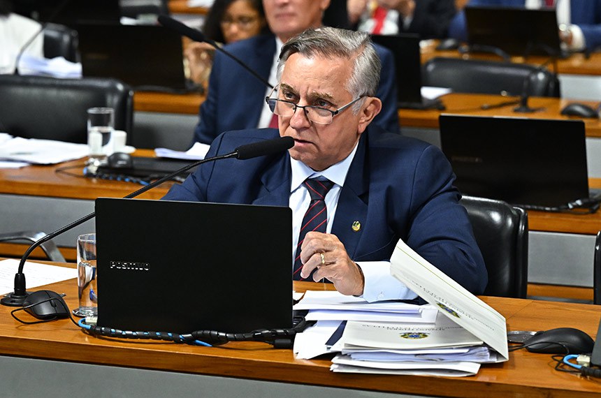 À bancada,  em pronunciamento,  senador Izalci Lucas (PL-DF).