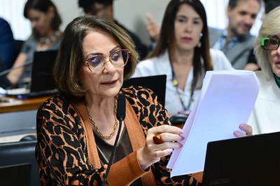 À bancada, em pronunciamento,  senadora Margareth Buzetti (PP-MT).