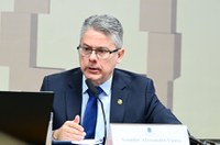 Relator da CPICRIME, senador Alessandro Vieira (MDB-SE) em pronunciamento à mesa.