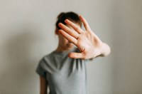 Projeto prevê atendimento psicológico para brasileiras sob violência no exterior