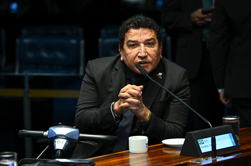 Senador Magno Malta (PL-ES) em pronunciamento à mesa. 