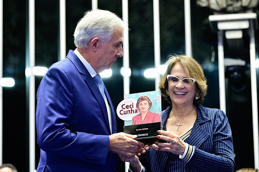 Filho da ex-senadora Eunice Michiles, Darcy Michiles recebe a comenda das mãos da senadora Damares Alves - Foto: Geraldo Magela/Agência Senado