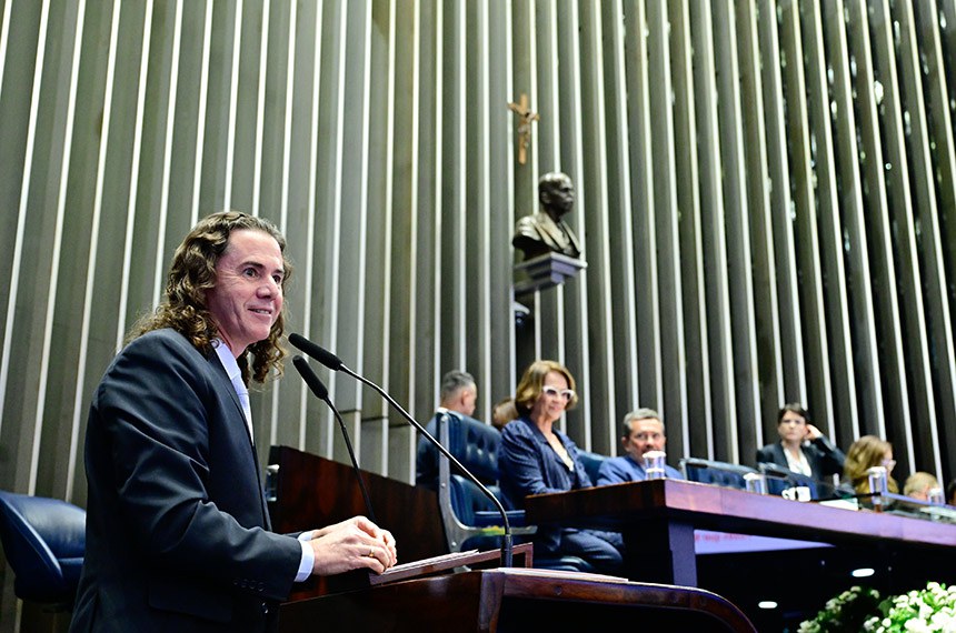 Filho da agraciada Nilda Gondim, o senador Veneziano Vital do Rêgo destacou a atuação da Bancada Feminina - Foto: Geraldo Magela/Agência Senado