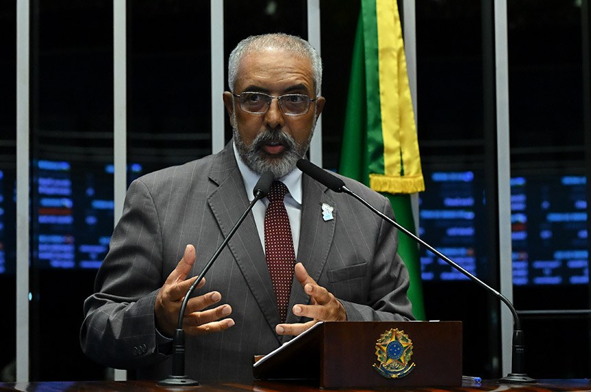 Senador Paulo Paim (PT-RS) em discurso à tribuna.
