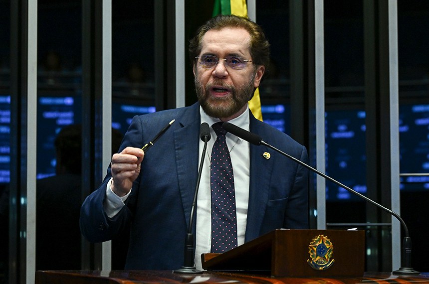 Em discurso, à tribuna, senador Plínio Valério (PSDB-AM).