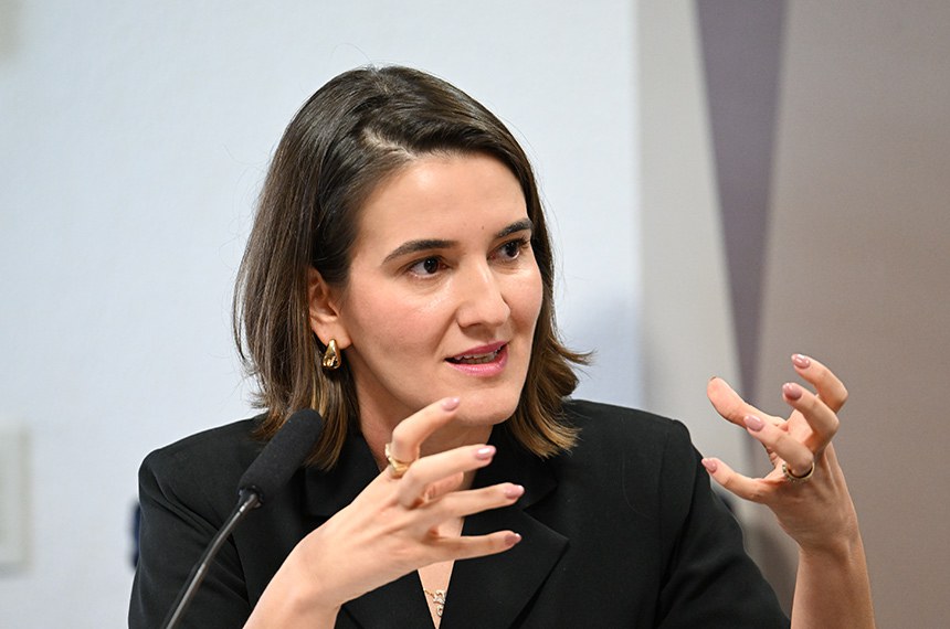 Representante da Meta, Yana Dumaresq ressaltou que a empresa tem investido na modernização e na automação de mecanismos de alerta e proteção dos usuários - Foto: Edilson Rodrigues/Agência Senado