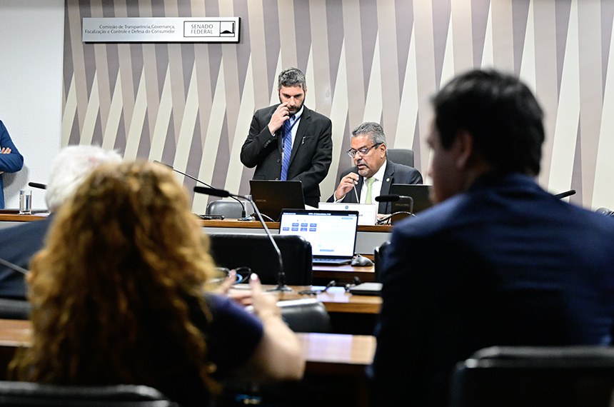 Mesa: 
presidente da CTFC, senador Dr. Hiran (PP-RR).