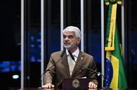 Humberto destaca ações do governo e cobra mudança na jornada de trabalho