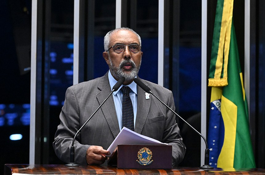 Em discurso, à tribuna,  senador Paulo Paim (PT-RS).