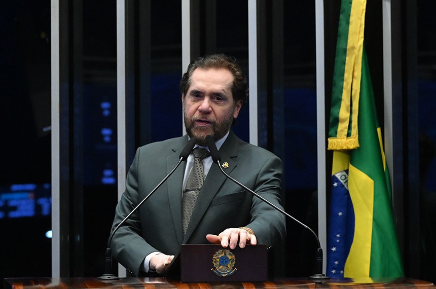 Em discurso, à tribuna, senador Plínio Valério (PSDB-AM).