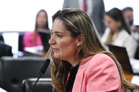 Projeto que garante opção de assento ao lado de mulheres em transporte avança no Senado