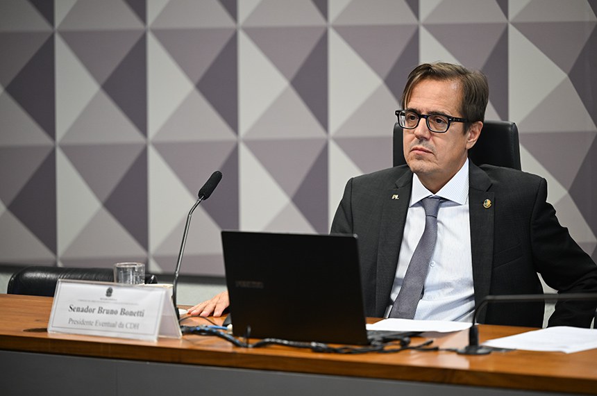 Mesa: 
presidente eventual da CDH, senador Bruno Bonetti (PL-RJ).
